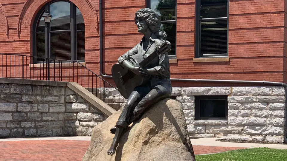 Lee proposes naming Nashville airport after Dolly Parton