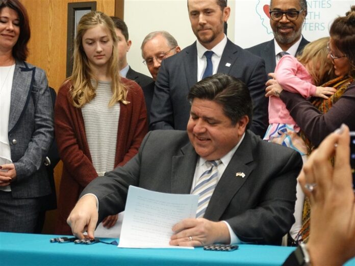 700700p718EDNmainimg-Insulin-Price-Cap-Pritzker-Signing-1-0124204
