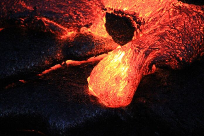 lava-flows-from-hawaiis-k-lauea-volcano-active-lava-flow-breaks-through-the-crust-at-the-kalapana-on_t20_x6K7x2
